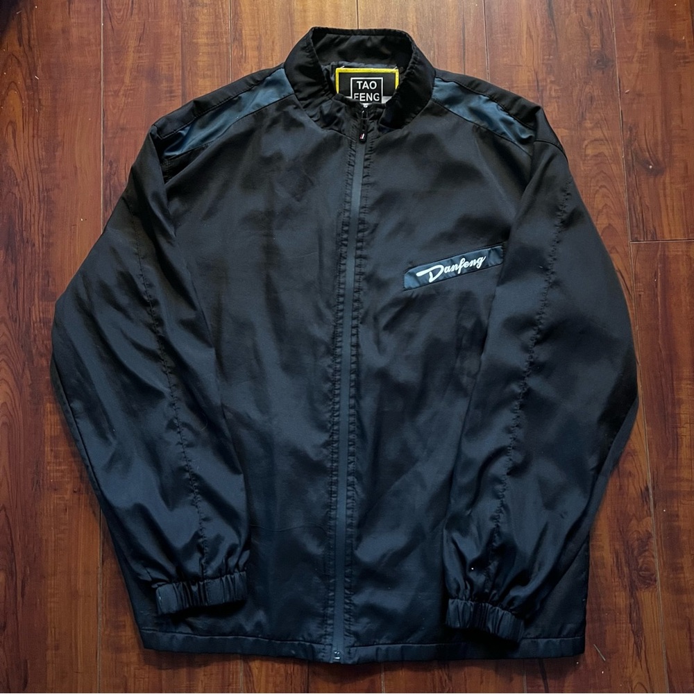 Vintage-inspired streetwear alert 🚨
Sleek black nylon jacket